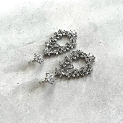 【ピアス・イヤリング】Dahlia Crystal ウェディング ブライダルアクセサリー ピアス / イヤリング [ AM-103 ]【結婚式 ピアス イヤリング】