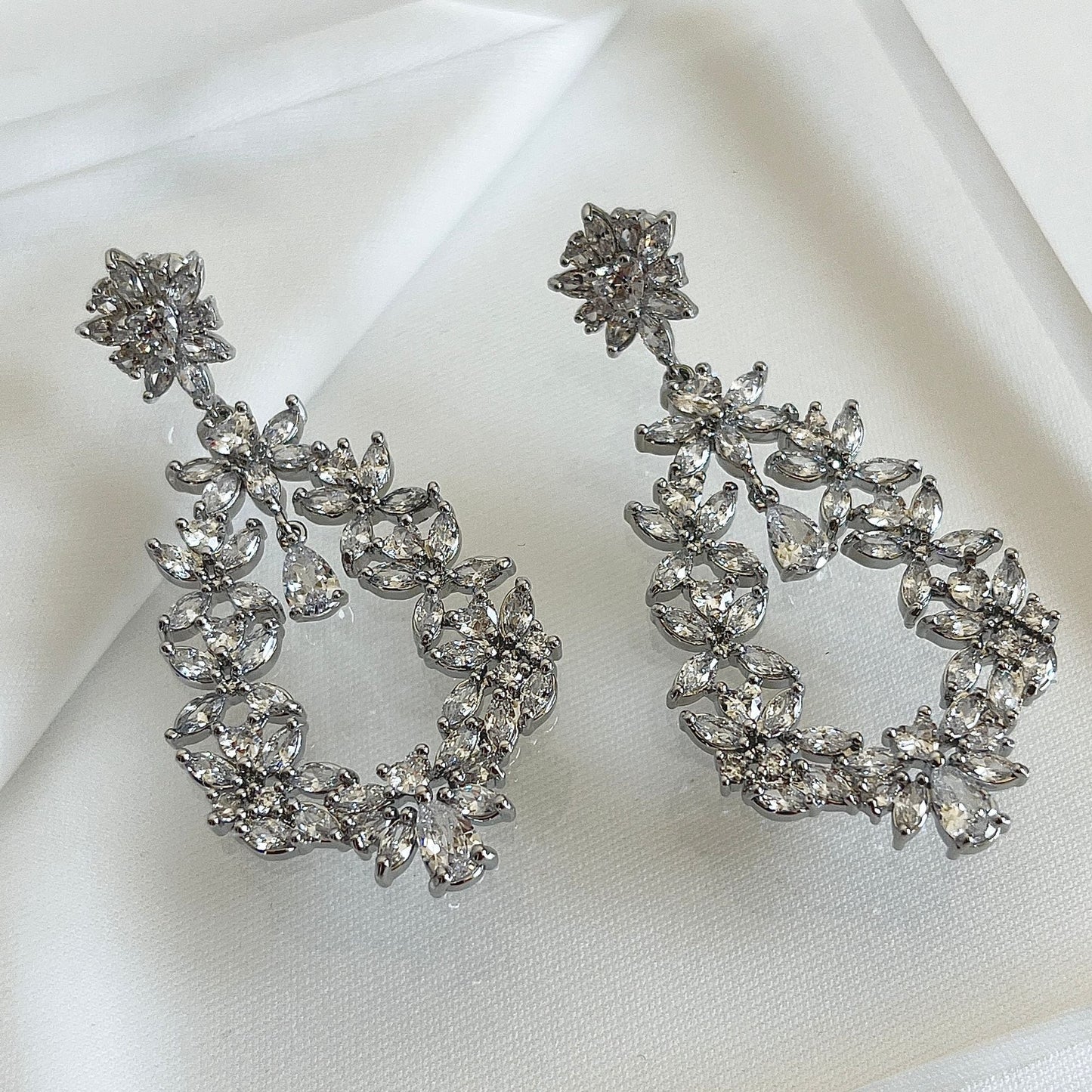 【ピアス・イヤリング】Dahlia Crystal ウェディング ブライダルアクセサリー ピアス / イヤリング [ AM-103 ]【結婚式 ピアス イヤリング】