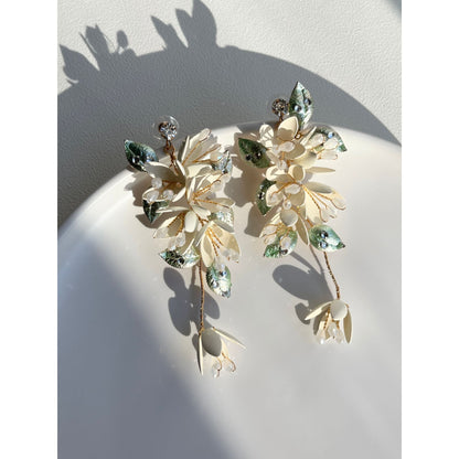 【ピアス・イヤリング】laura flower ウェディングアクセサリー ピアス / イヤリング [ AM-47 ]【結婚式 ピアス イヤリング】