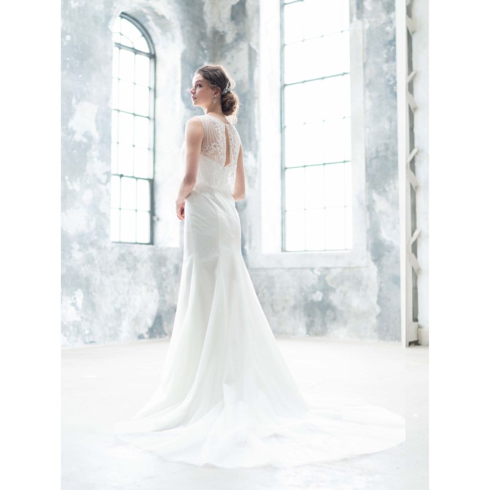 バックビジューのマーメイド スレンダードレス 【ウェディングドレス レンタル】