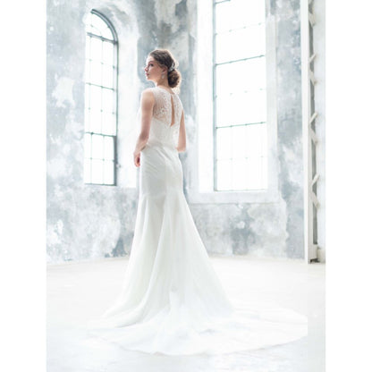 バックビジューのマーメイド スレンダードレス 【ウェディングドレス レンタル】