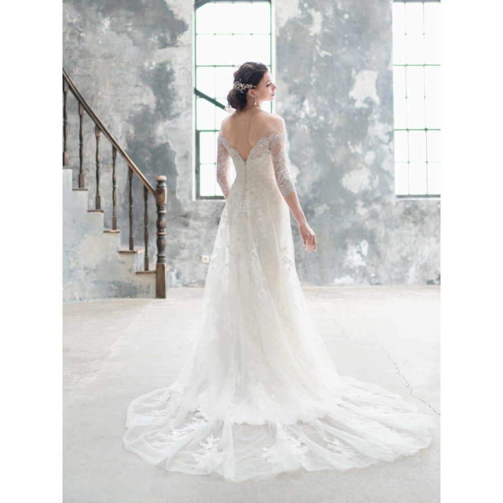 ロングスリーブのスレンダードレス ウェディングドレス 【ウェディングドレス レンタル】