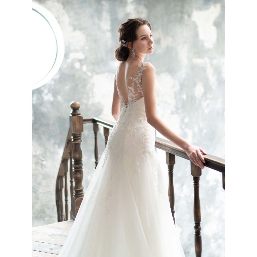 レースのノースリーブスレンダーウェディングドレス 【ウェディングドレス レンタル】