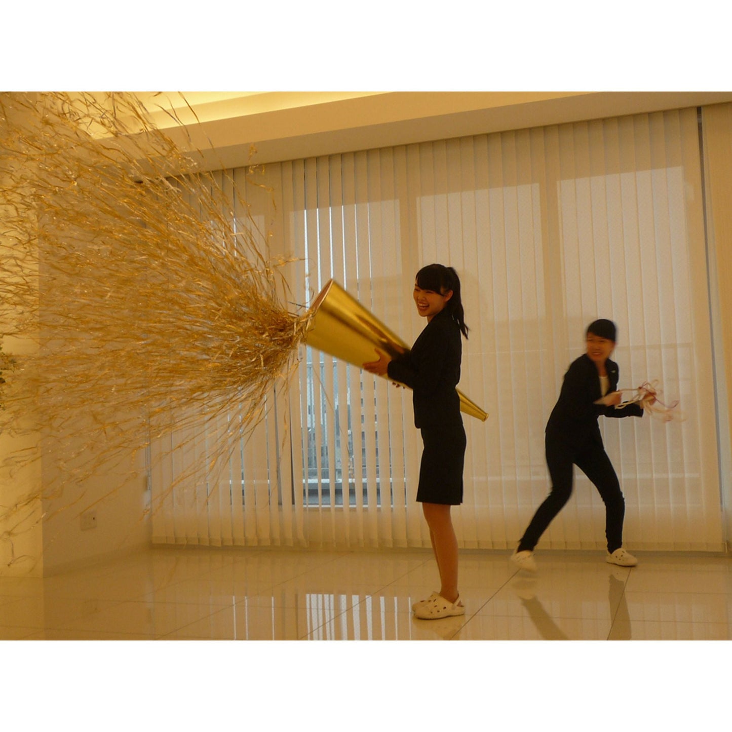 巨大レギュラークラッカー散らからないタイプB(ゴールド&シルバーメタルテープ) 【結婚式 その他ウェルカムグッズ】