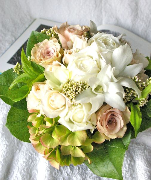 【生花】オーダーメイド/クラッチブーケ(ラウンド)[セットプランClaire01] 【結婚式 フラワー 生花 ブーケ ブートニア オーダーメイド】