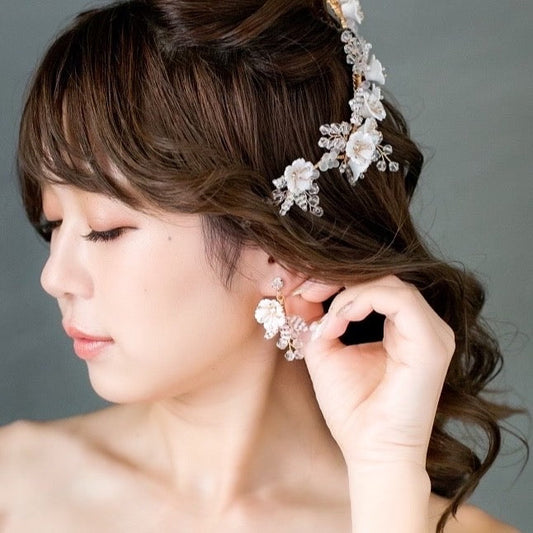 【ピアス・イヤリング】小枝ホワイトフラワー&ビーズ クリスタル イヤリング(or ピアスより選択) 【結婚式 ピアス イヤリング】
