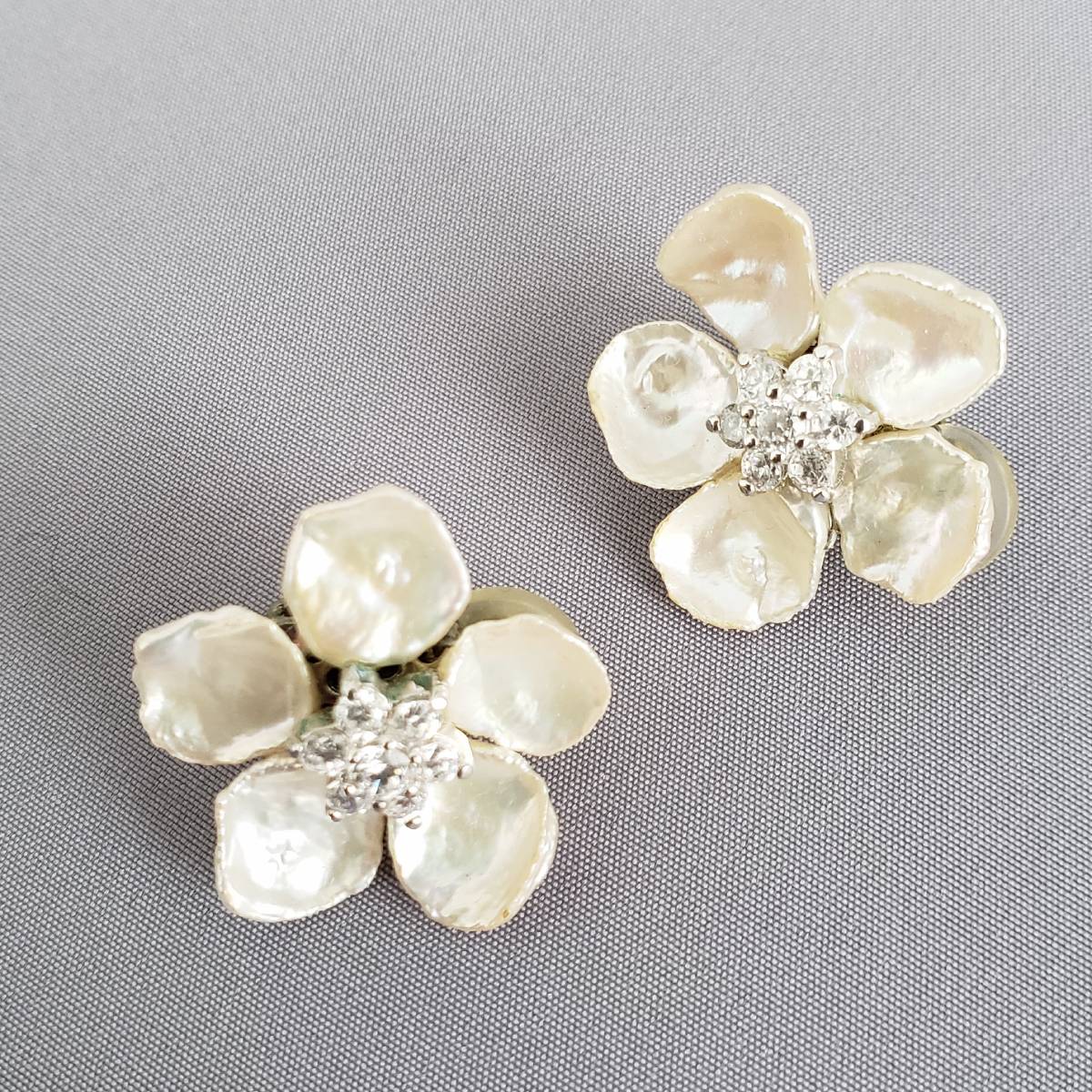 【3泊4日】Siman Tu サイマントゥ 白蝶貝フラワーイヤリング 【結婚式 ピアス イヤリング レンタル】