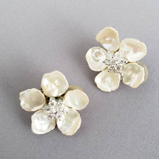 【3泊4日】Siman Tu サイマントゥ 白蝶貝フラワーイヤリング 【結婚式 ピアス イヤリング レンタル】