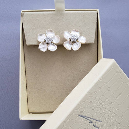 【3泊4日】Siman Tu サイマントゥ 白蝶貝フラワーイヤリング 【結婚式 ピアス イヤリング レンタル】