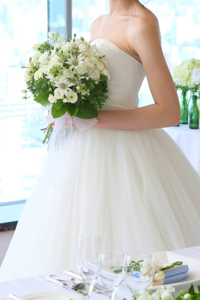 【生花】クラッチブーケ(white&green) 【結婚式 フラワー 生花 ブーケ ブートニア】