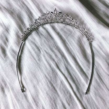 【ティアラ】キュービックジルコニア フラワーモチーフティアラ 【結婚式 ヘアアクセサリー】