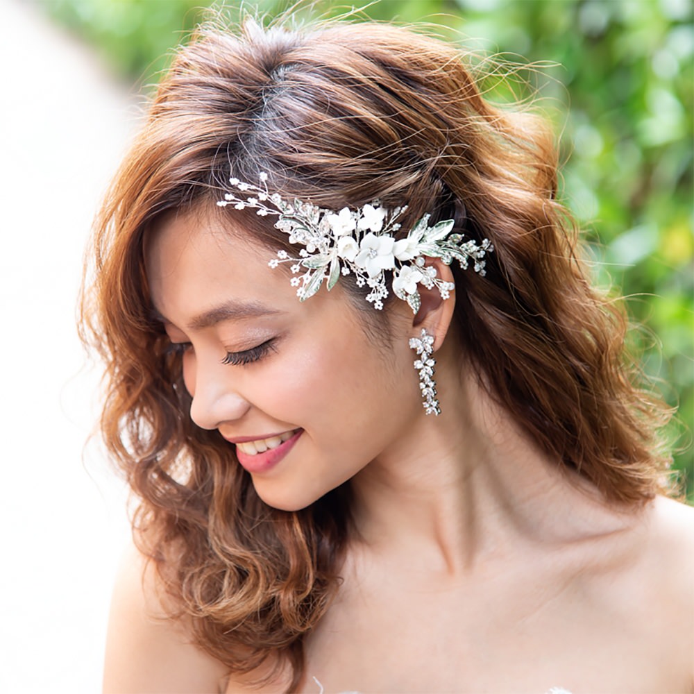 【ヘッドドレス】ホワイトフラワーとパールの小枝ヘッドドレス/ブライダルアクセサリー 【結婚式　ヘアアクセサリー】