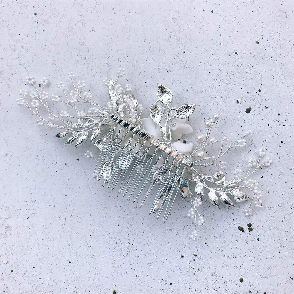 【ヘッドドレス】ホワイトフラワーとパールの小枝ヘッドドレス/ブライダルアクセサリー 【結婚式 ヘアアクセサリー】