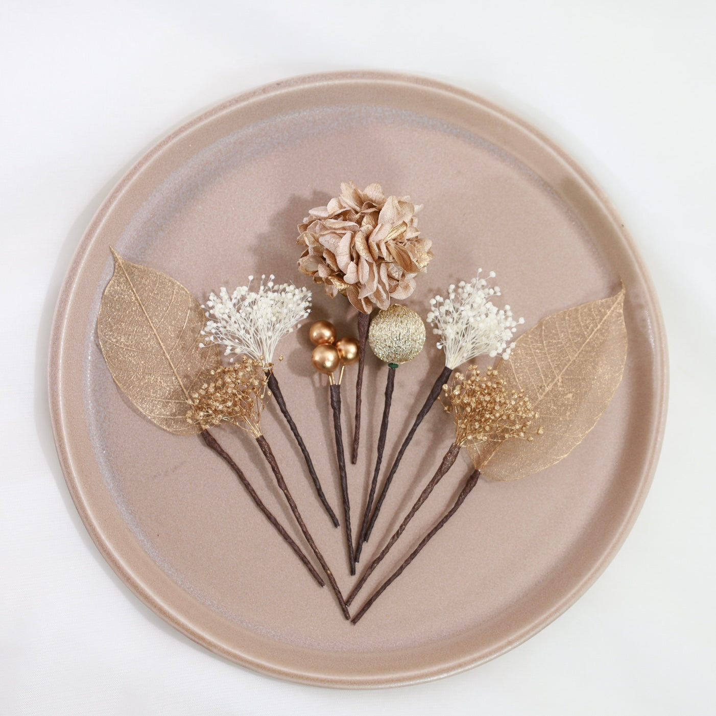 プリザーブド&ドライフラワーの髪飾り♥️アンティークゴールドかすみ草付 かすみ草/ゴールド 髪飾り(プリザーブドフラワー) その他素材 CHAIN