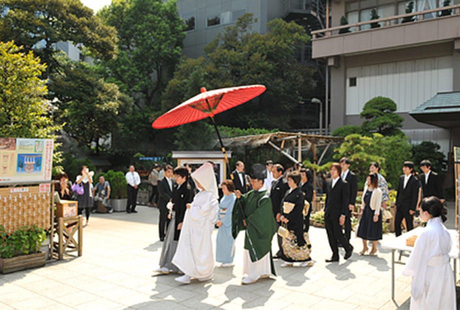 一般の参拝者にも祝福の声をかけてもらえる