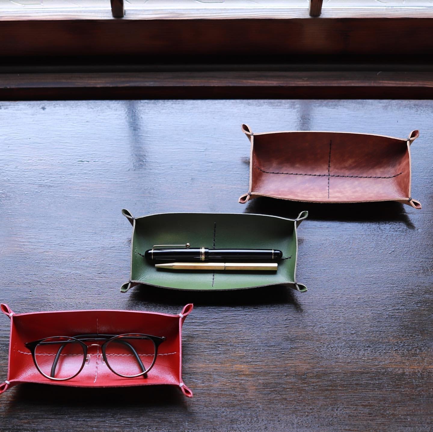 アンティークブラウン 革トレイ ペン&メガネ アンティークブラウン KAKURA 【結婚式 引き出物 ギフト】