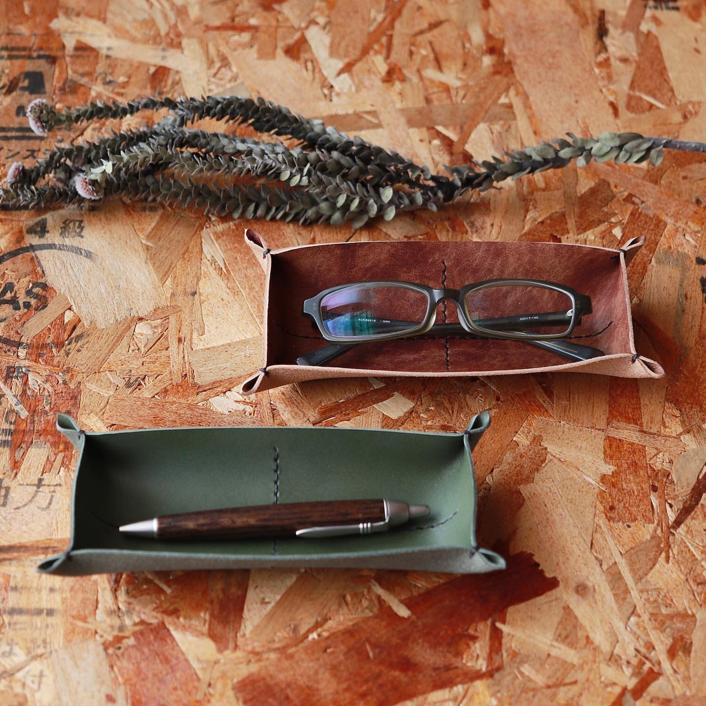松葉” 革トレイ ペン&メガネ KAKURA 【結婚式 引き出物 ギフト】