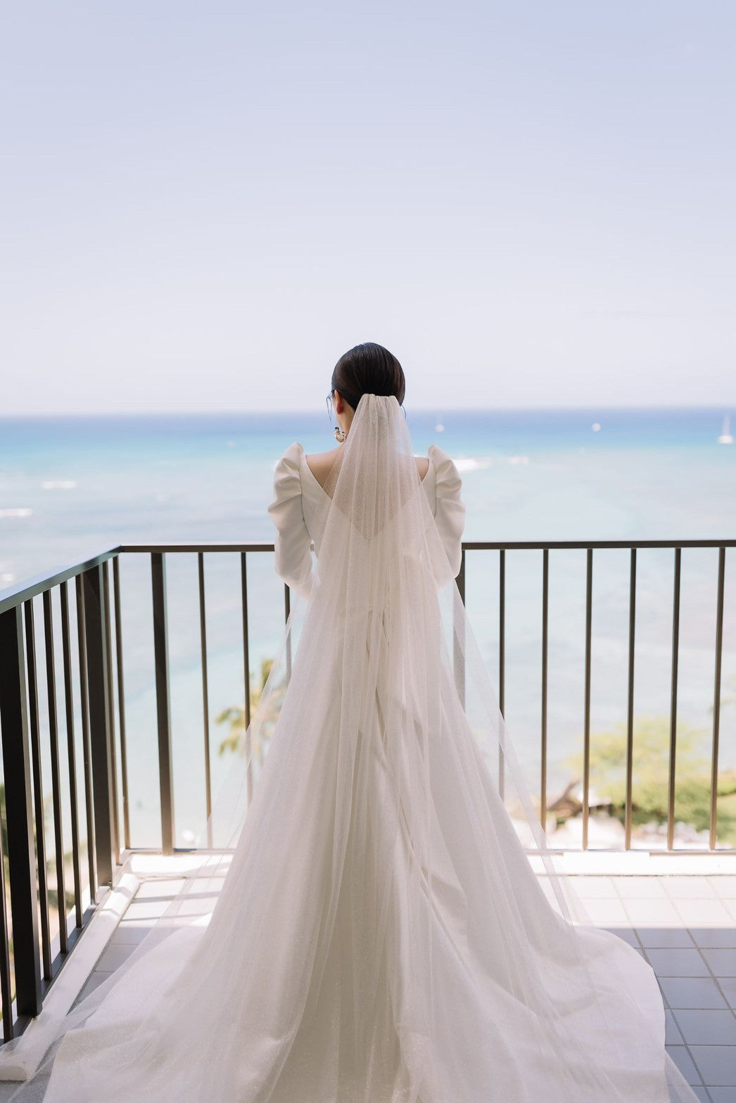 バックスタイルはアクセントリボンを付けてパワーショルダードレス 【ウェディングドレス オーダーメイド】