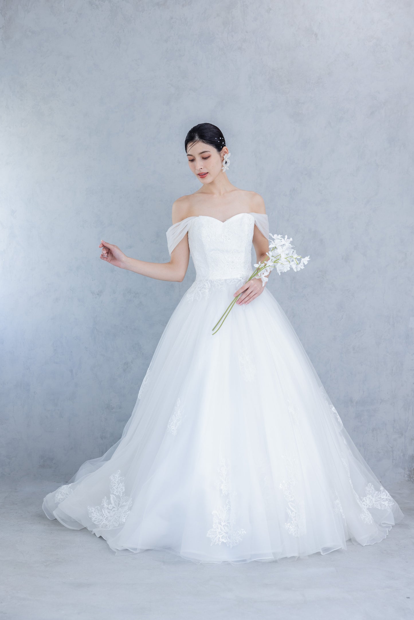 MOANI【結婚式 ウェディングドレス レンタル】