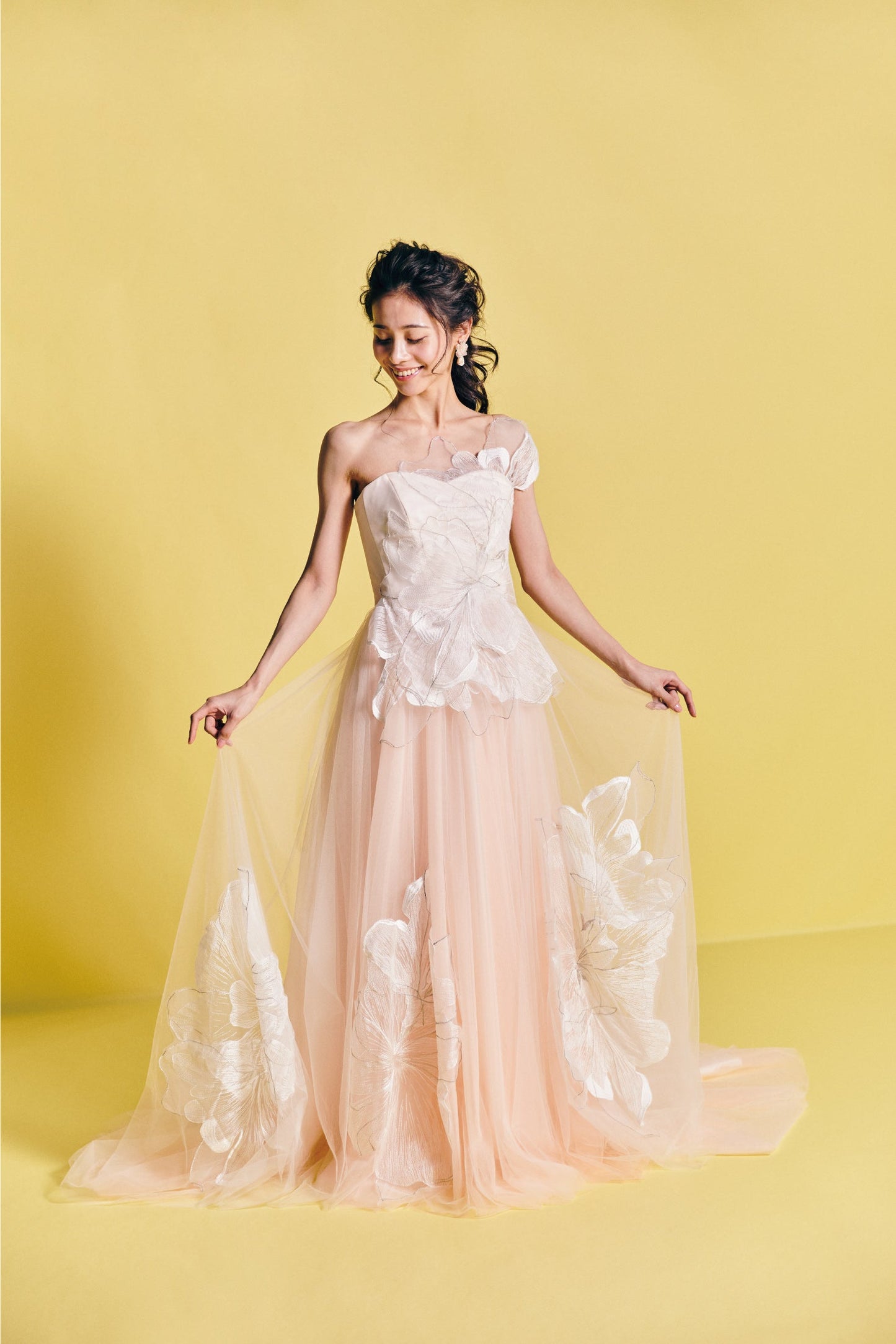 FloraCarne フローラカルネ【カラードレス】ブラッシュカラーフラワーモチーフAライン 【結婚式 レンタル】
