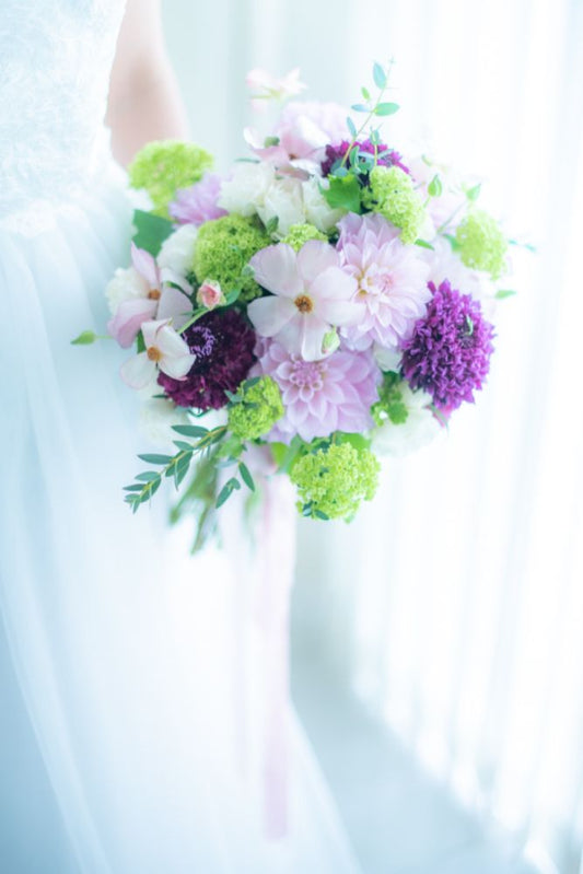 【生花】春色で透明感を 春のクラッチブーケ 【結婚式 フラワー 生花 ブーケ ブートニア】