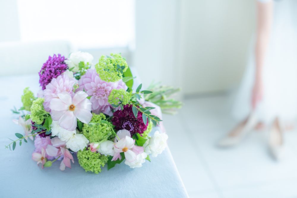 【生花】春色で透明感を 春のクラッチブーケ 【結婚式 フラワー 生花 ブーケ ブートニア】