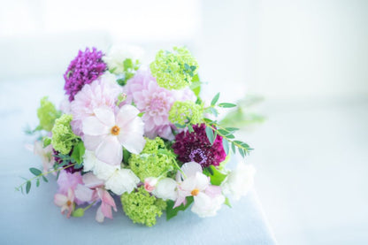 【生花】春色で透明感を 春のクラッチブーケ 【結婚式 フラワー 生花 ブーケ ブートニア】