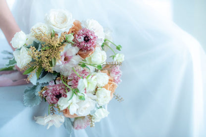 【生花】くすみカラーで大人クラッチブーケ 【結婚式 フラワー 生花 ブーケ ブートニア】