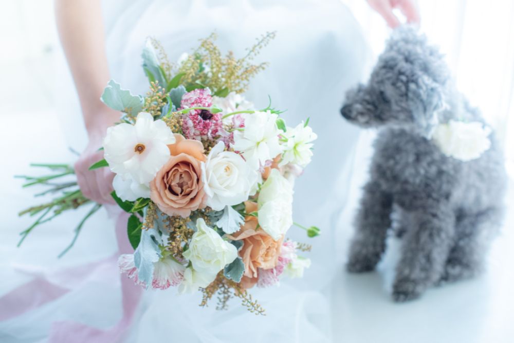 【生花】くすみカラーで大人クラッチブーケ　【結婚式　フラワー　生花　ブーケ　ブートニア】