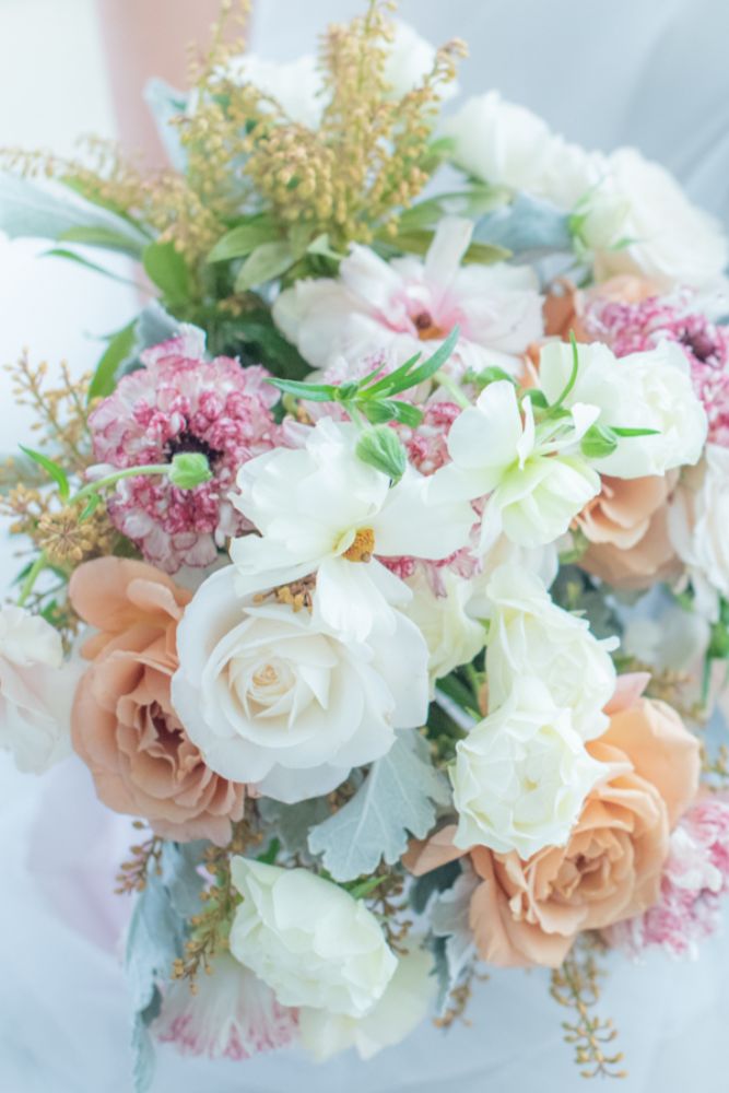 【生花】くすみカラーで大人クラッチブーケ 【結婚式 フラワー 生花 ブーケ ブートニア】