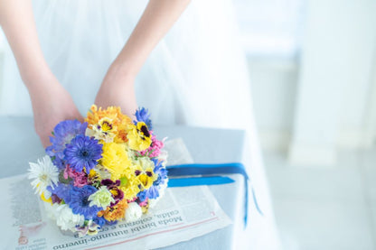 【生花】ビビットカラーがかわいいクラッチブーケ　【結婚式　フラワー　生花　ブーケ　ブートニア】