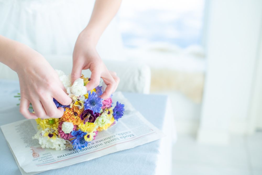 【生花】ビビットカラーがかわいいクラッチブーケ 【結婚式 フラワー 生花 ブーケ ブートニア】