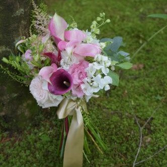 【生花】上品色のカラーをいれたナチュラルブーケ　【結婚式　フラワー　生花　ブーケ　ブートニア】