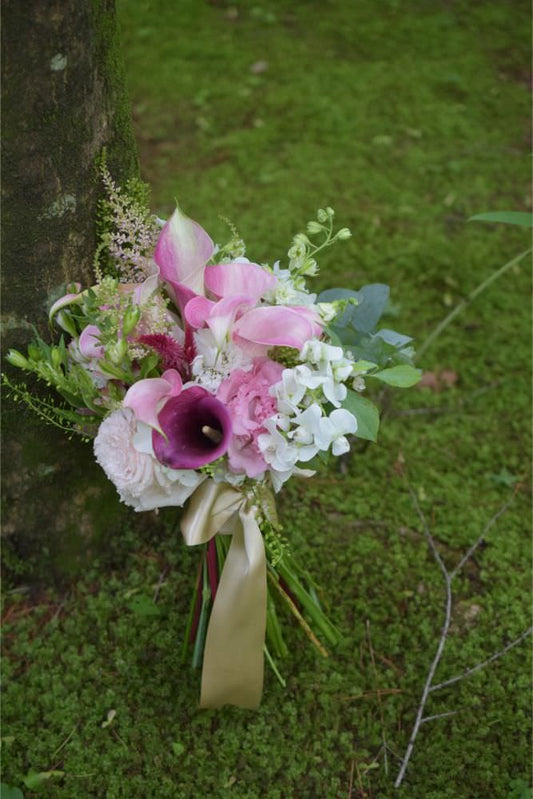 【生花】上品色のカラーをいれたナチュラルブーケ 【結婚式 フラワー 生花 ブーケ ブートニア】