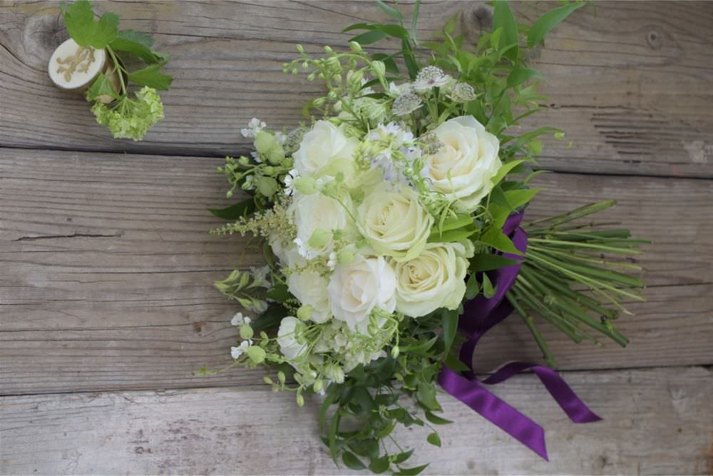 【生花】王道の白バラブーケ 長いリボンをポイントに 【結婚式 フラワー 生花 ブーケ ブートニア】