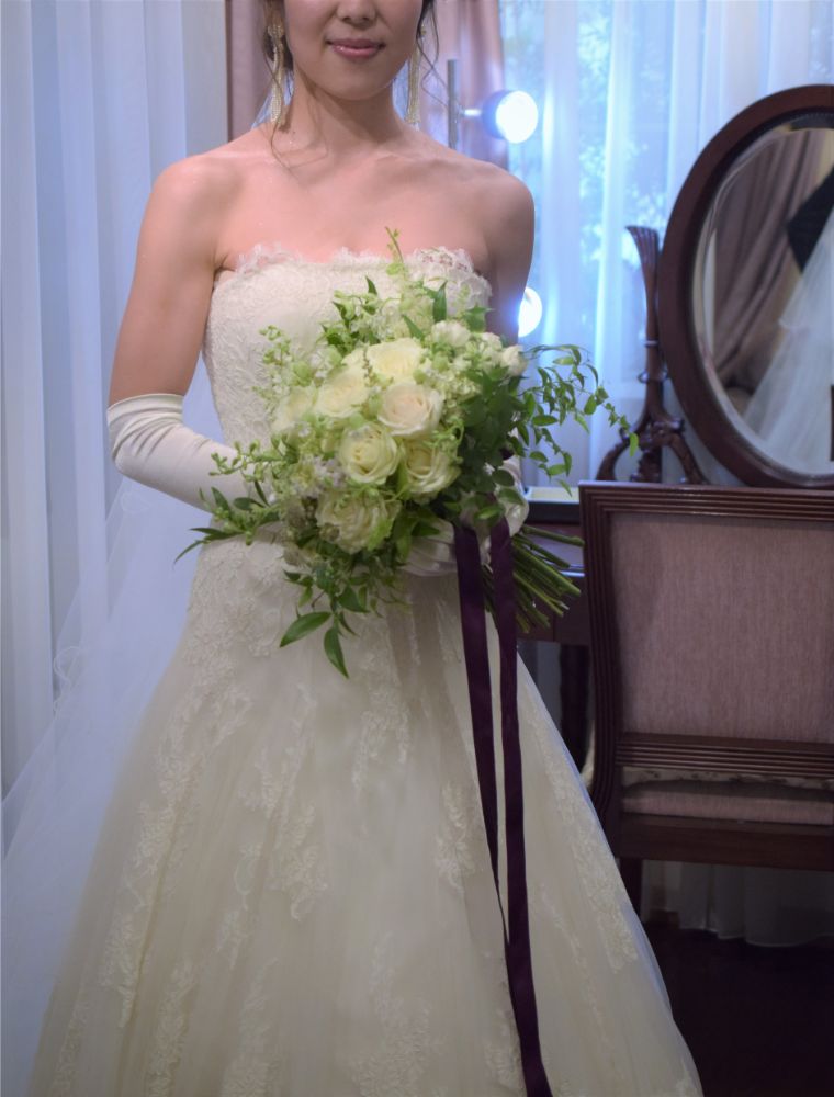 【生花】王道の白バラブーケ 長いリボンをポイントに 【結婚式 フラワー 生花 ブーケ ブートニア】