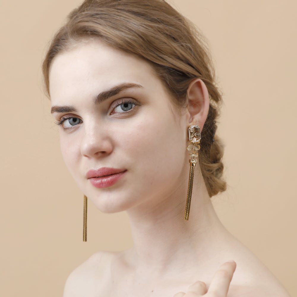 草花とメタルタッセルのピアス【ゴールド】ブライダルアクセサリー 【結婚式 ピアス イヤリング】