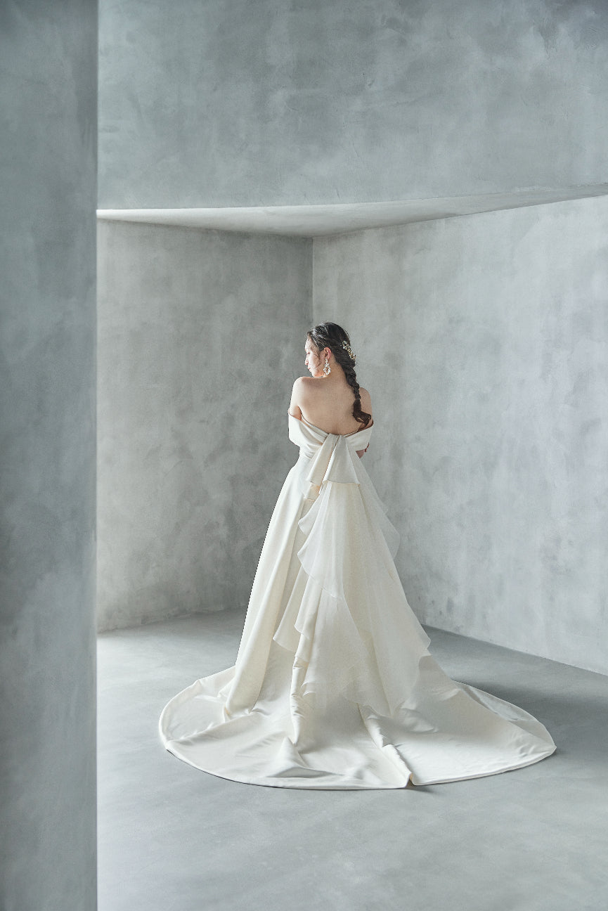 アレッタ Aletta【ウエディングドレス レンタル】オフショルダー ショールカラー サテン Aラインドレス 【結婚式】