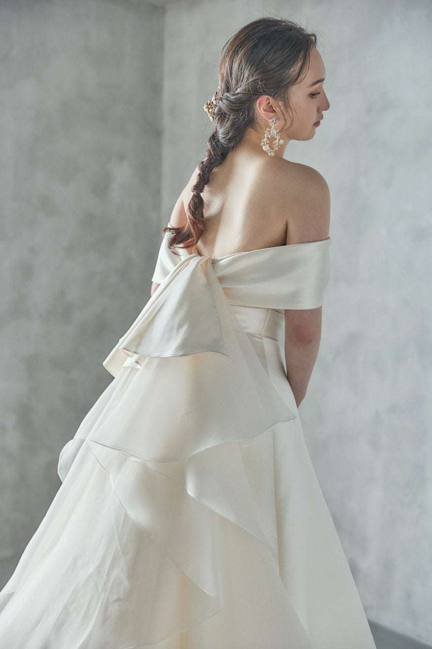 アレッタ Aletta【ウエディングドレス レンタル】オフショルダー ショールカラー サテン Aラインドレス 【結婚式】