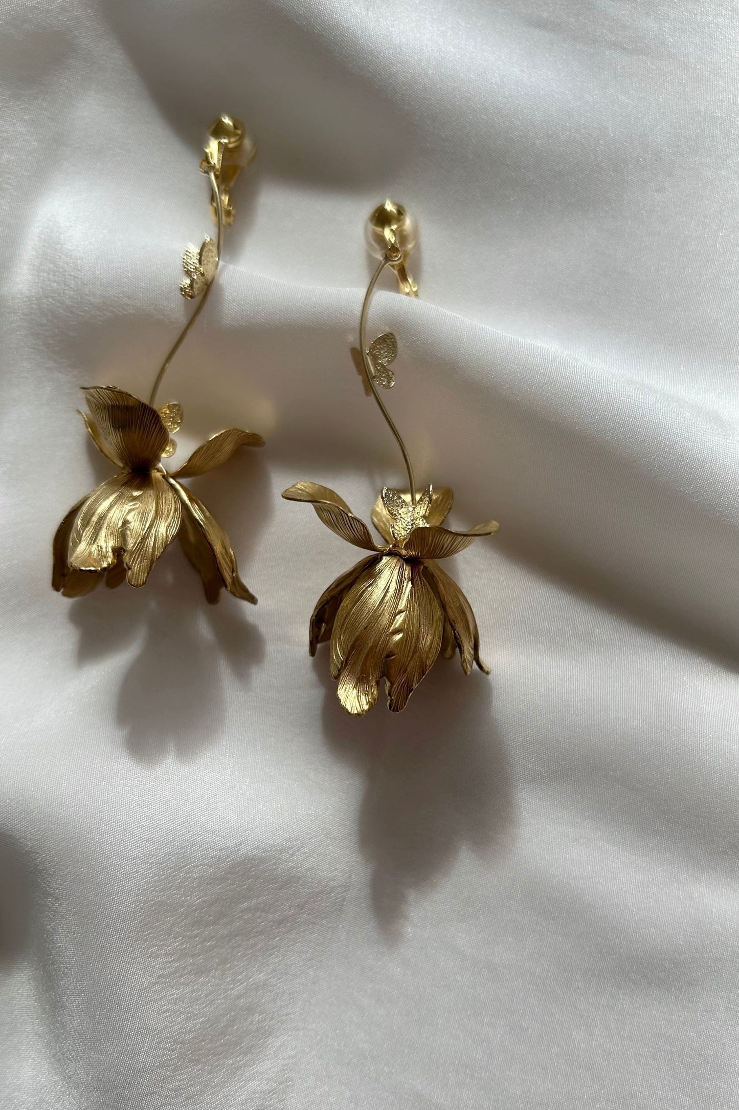 【ピアス・イヤリング】真鍮フラワー×バタフライピアス/イヤリング -ブライダルピアス/イヤリング-≪VIP-05/VIE-05≫【結婚式 ピアス イヤリング】