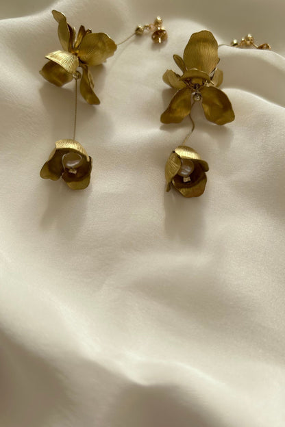 セミオーダー【ピアス・イヤリング】真鍮フラワー×淡水パールピアス/イヤリング -ブライダルピアス/イヤリング-≪VIP-06/VIE-06≫【結婚式 ピアス イヤリング】
