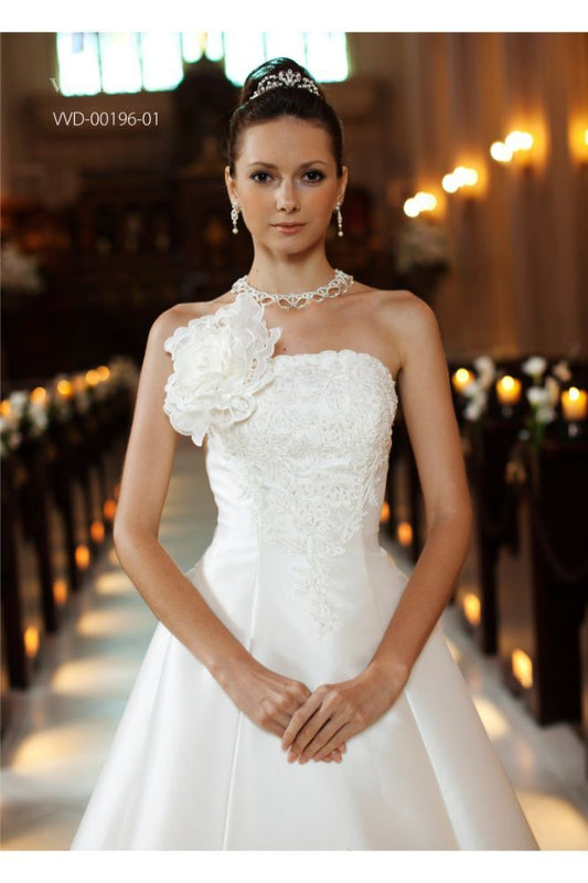 【SALE】ウェディングドレス オフホワイト 【販売衣装】