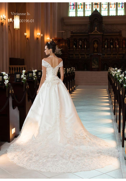 【SALE】ウェディングドレス オフホワイト 【販売衣装】