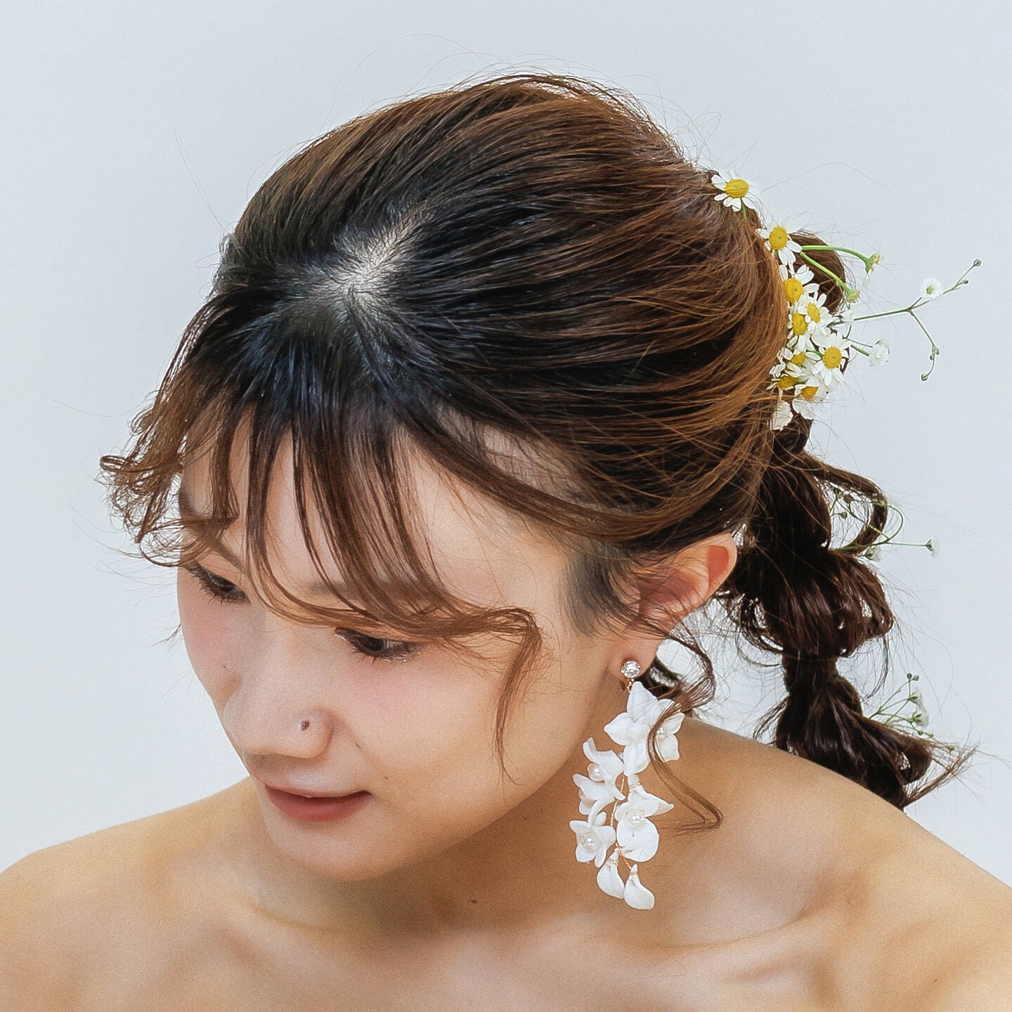 ウエディングピアス イヤリング｜パール ビジュー｜お花 フラワーモチーフ｜ゴールド×ホワイト(BC-E101)【結婚式　アクセサリー　ピアス　イヤリング】