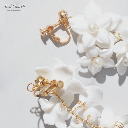 ウエディングピアス イヤリング｜パール ビジュー｜お花 フラワーモチーフ｜ゴールド×ホワイト(BC-E101)【結婚式　アクセサリー　ピアス　イヤリング】