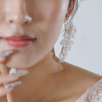 ウエディングピアス イヤリング｜パール ビジュー｜お花 フラワーモチーフ｜ゴールド×ホワイト(BC-E101)【結婚式　アクセサリー　ピアス　イヤリング】