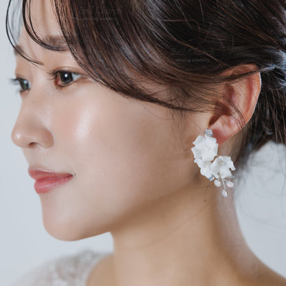 ウェディングピアス イヤリング｜ビーズ ビジュー｜お花 フラワーモチーフ｜シルバー×ホワイト(BC-E102)【結婚式　アクセサリー　ピアス　イヤリング】