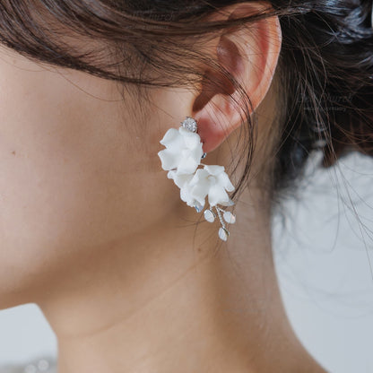 ウェディングピアス イヤリング｜ビーズ ビジュー｜お花 フラワーモチーフ｜シルバー×ホワイト(BC-E102)【結婚式　アクセサリー　ピアス　イヤリング】