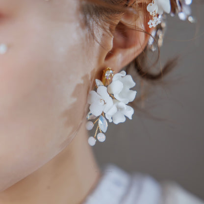 ウェディングピアス イヤリング｜ビーズ ビジュー｜お花 フラワーモチーフ｜ゴールド×ホワイト(BC-E103)【結婚式　アクセサリー　ピアス　イヤリング】