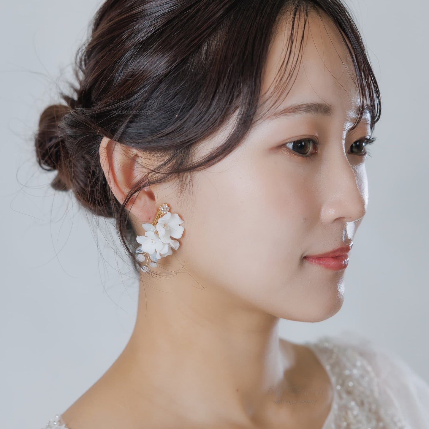 ウェディングピアス イヤリング｜ビーズ ビジュー｜お花 フラワーモチーフ｜ゴールド×ホワイト(BC-E103)【結婚式　アクセサリー　ピアス　イヤリング】